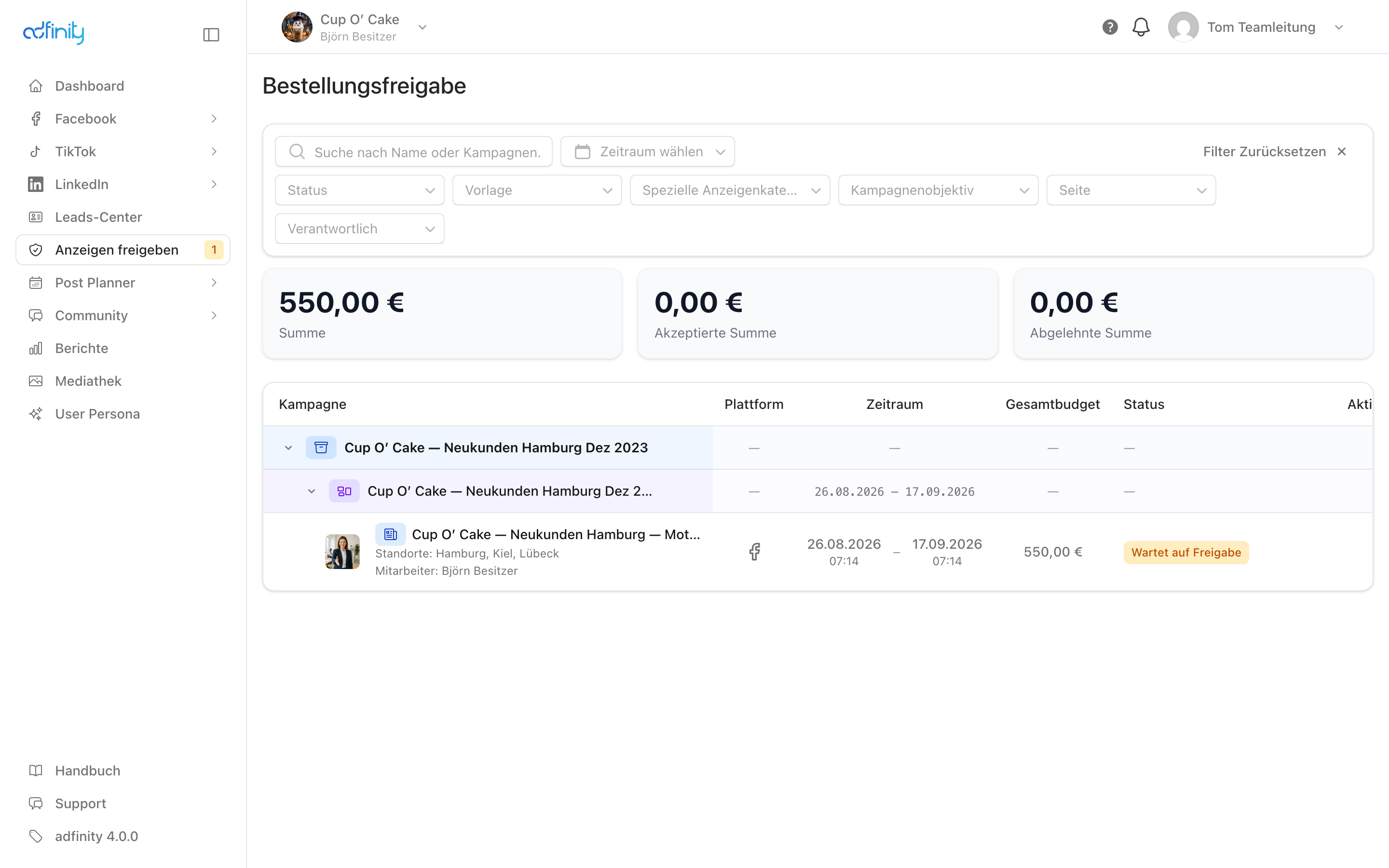 Die Seite Bestellungsfreigabe mit drei Summen, Filtern und einem aufgeklappten Auftrag im Zustand Wartet auf Freigabe