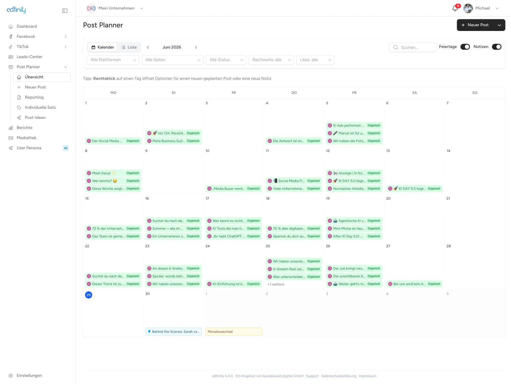 adfinity Social Media Post Planner Kalenderansicht mit Beiträgen, Post-Ideen und Notizen